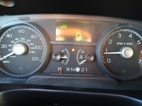 Used 2010 Lincoln Town Car Signature Limited image 12