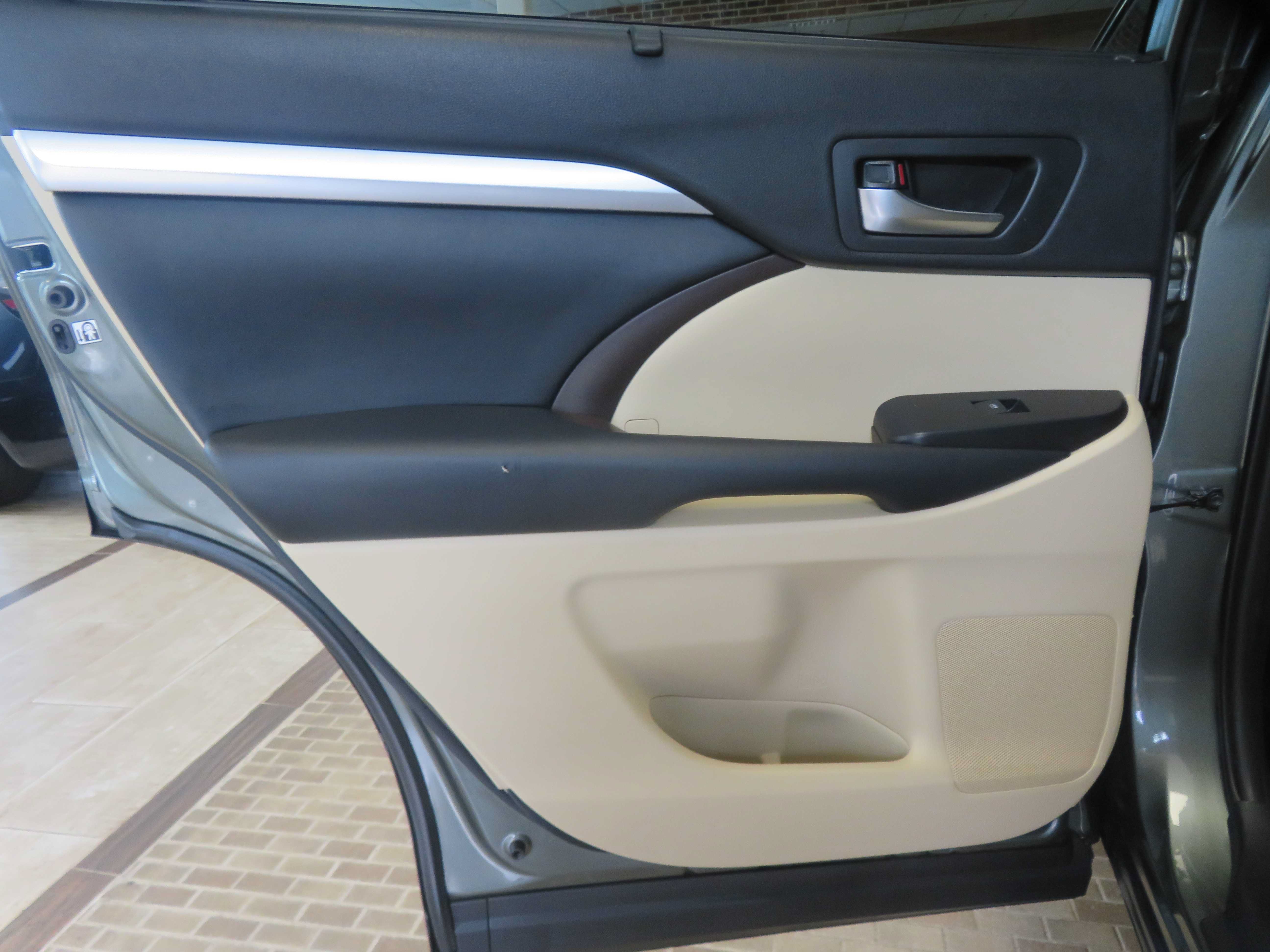 Used 2019 Toyota Highlander XLE FWD image 17