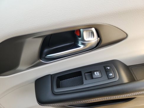 Used 2022 Chrysler Pacifica Touring-L image 17