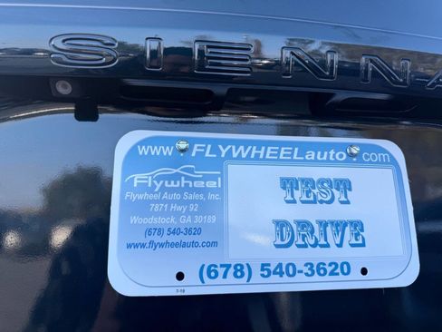 Used 2011 Toyota Sienna LE image 28