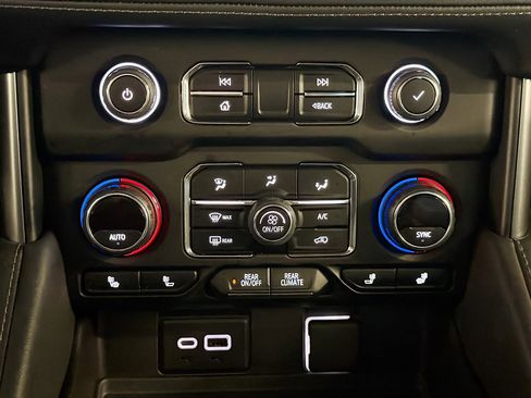 Used 2021 Chevrolet Tahoe LT AWD/4WD image 22