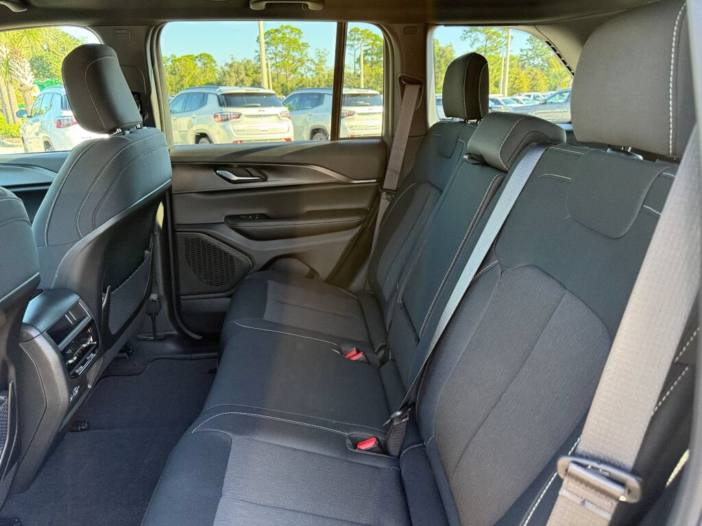 New 2027 Jeep Grand Cherokee Laredo RWD image 11