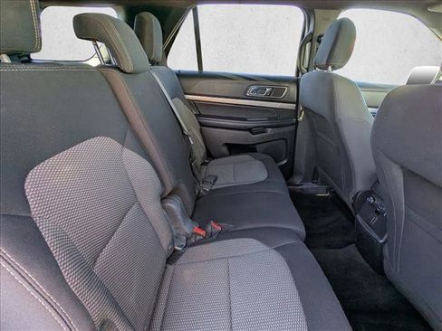 Used 2018 Ford Explorer XLT image 19