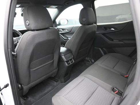 Used 2025 Chevrolet Equinox LT image 2