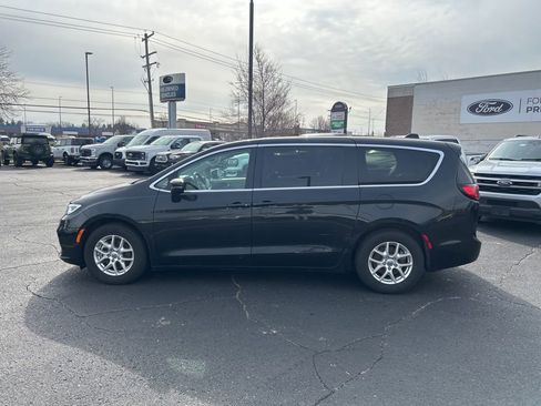 Used 2023 Chrysler Pacifica Touring-L image 8