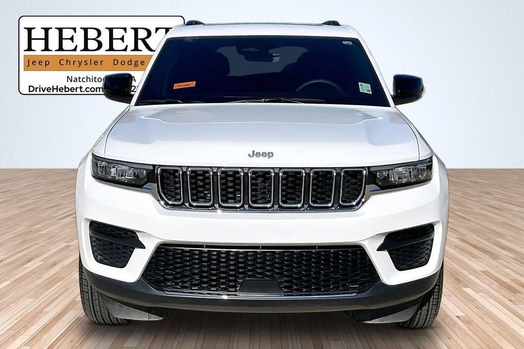 Used 2025 Jeep Grand Cherokee Laredo X RWD image 3