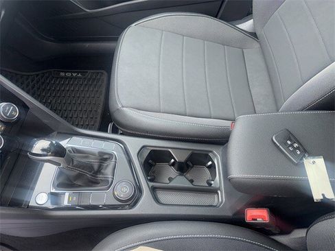 Used 2024 Volkswagen Taos SE w/ Panoramic Sunroof Package image 27