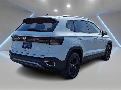 Certified 2025 Volkswagen Taos SE w/ Panoramic Sunroof Package FWD image 4