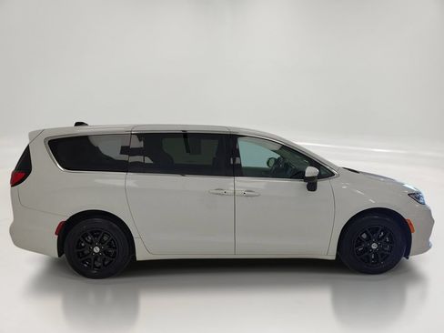 Used 2023 Chrysler Pacifica Touring-L FWD image 4