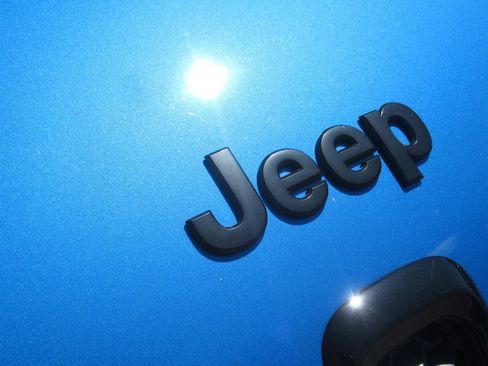 Used 2018 Jeep Cherokee Latitude w/ Altitude Package AWD/4WD image 4