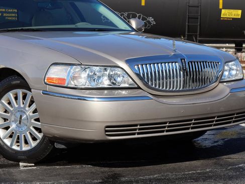 Used 2003 Lincoln Town Car Executive RWD image 3