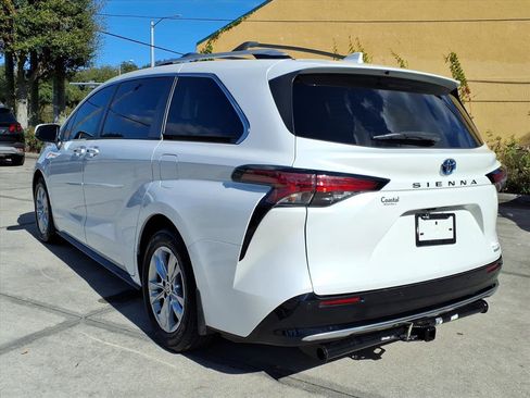 Used 2022 Toyota Sienna Limited image 5
