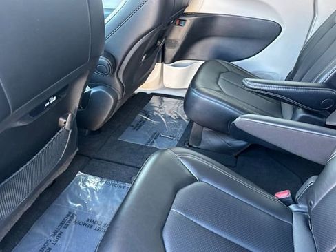 Used 2023 Chrysler Pacifica Touring-L image 14