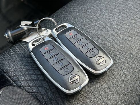 Certified 2025 Nissan Rogue SV image 35