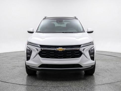 Used 2025 Chevrolet Trax LT FWD image 2