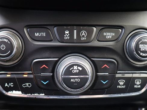 Used 2020 Jeep Cherokee Limited FWD image 46
