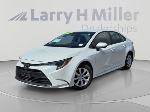 Certified 2025 Toyota Corolla LE FWD image 1