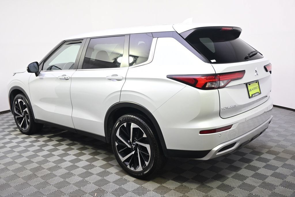 Used 2024 Mitsubishi Outlander SE AWD/4WD image 3