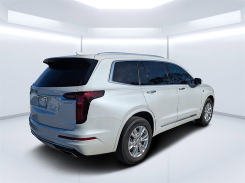 Used 2025 Cadillac XT6 Luxury image 3