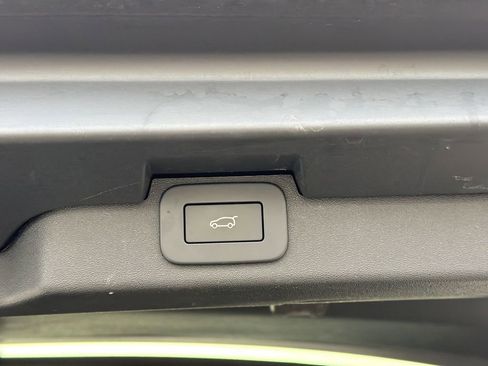 Used 2024 Land Rover Discovery Metropolitan Edition image 13