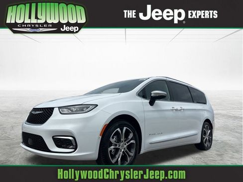 New 2025 Chrysler Pacifica Pinnacle w/ Trailer Tow Group image 1