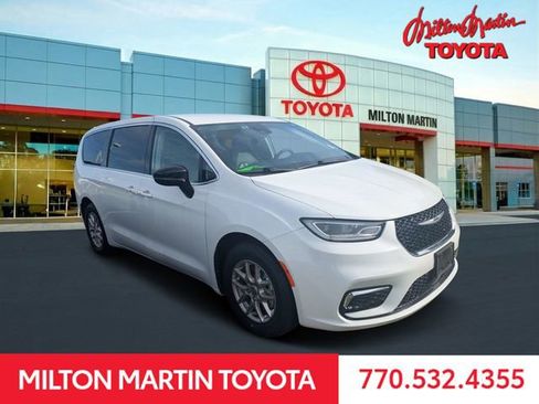 Used 2024 Chrysler Pacifica Touring-L FWD image 1