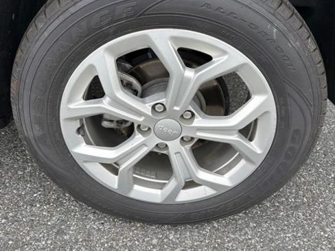 Used 2024 Jeep Compass Latitude AWD/4WD image 8