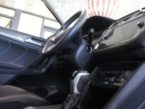 Used 2024 Volkswagen Tiguan SE w/ Panoramic Sunroof Package image 39