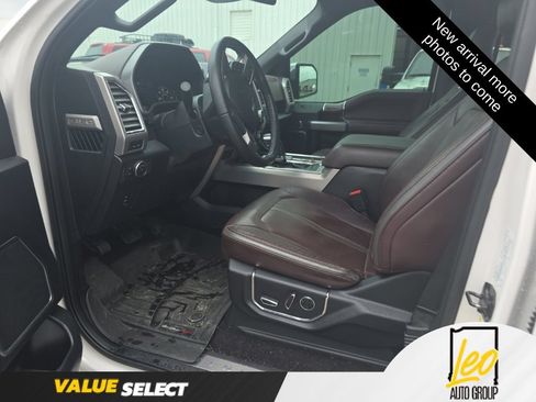 Used 2016 Ford F150 Platinum w/ Equipment Group 701A Luxury AWD/4WD image 4