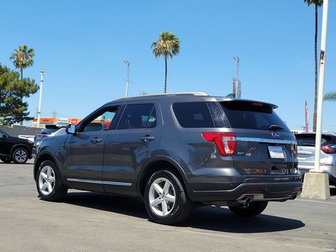 Used 2018 Ford Explorer XLT FWD image 2