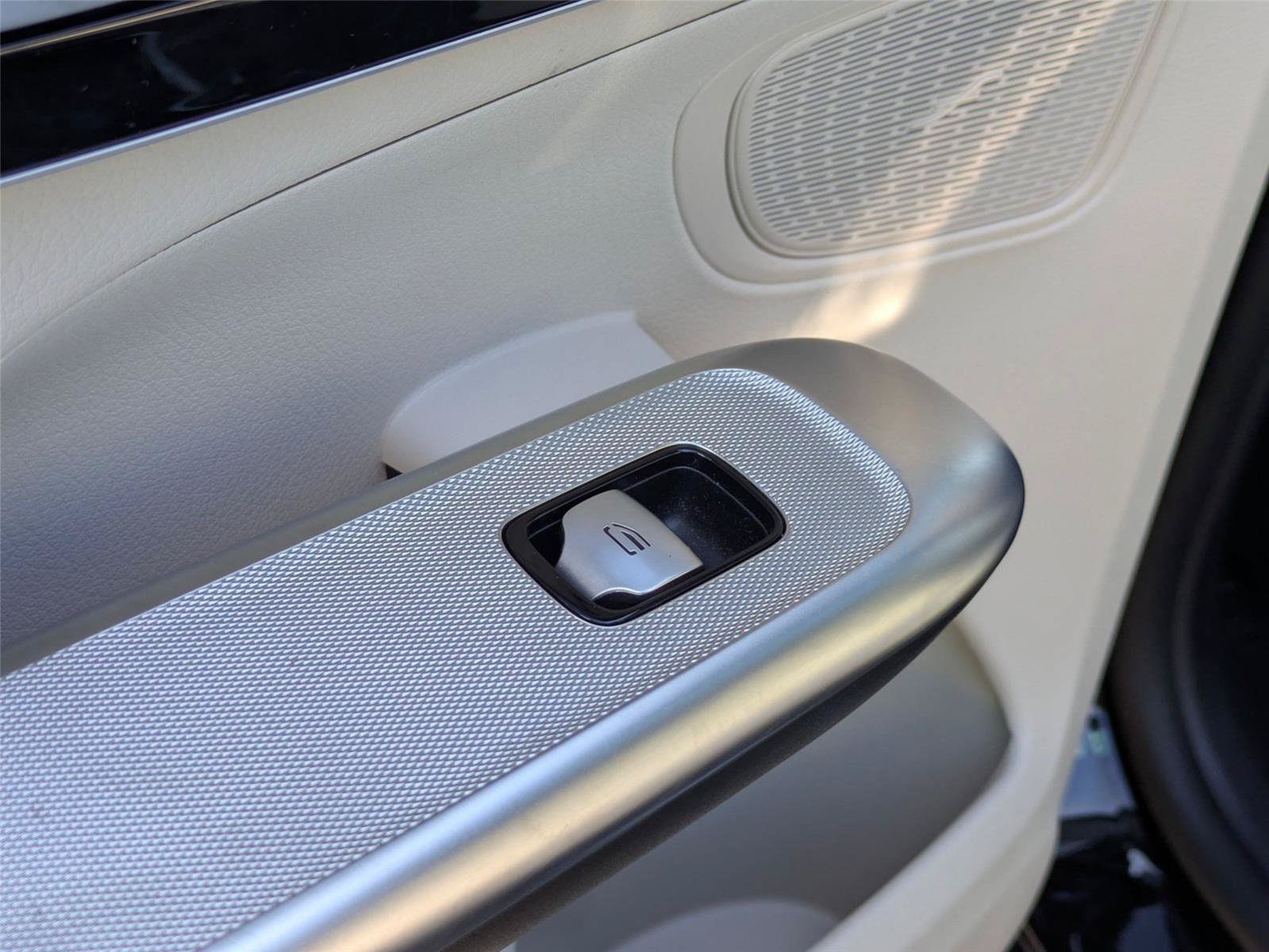 Used 2024 Mercedes-Benz GLC 300 4MATIC image 27