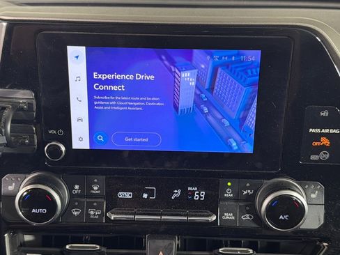 Used 2023 Toyota Highlander XLE FWD image 30