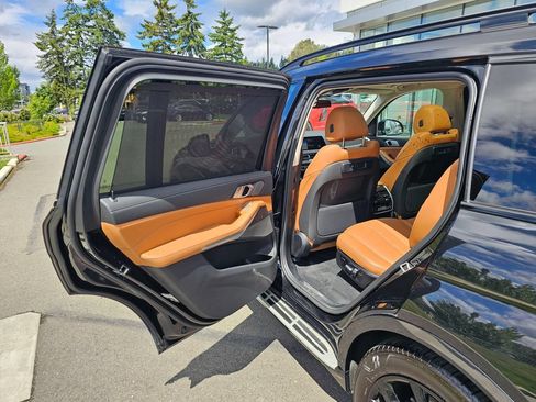 Used 2022 BMW X7 xDrive40i w/ Premium Package AWD/4WD image 16
