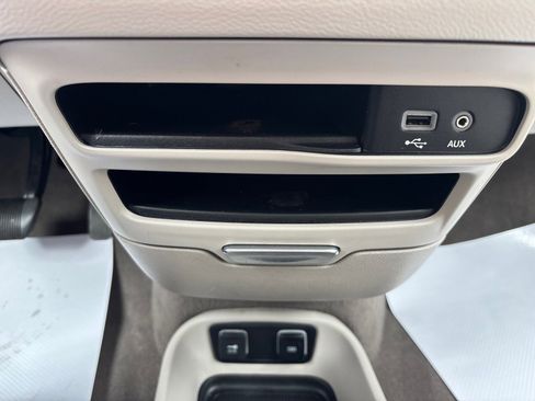 Used 2019 Chrysler Pacifica Touring-L FWD image 38