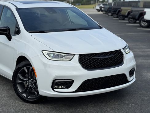 New 2026 Chrysler Pacifica Limited w/ S Appearance Package image 5