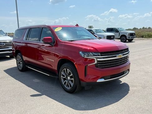 Used 2023 Chevrolet Suburban LT RWD image 2
