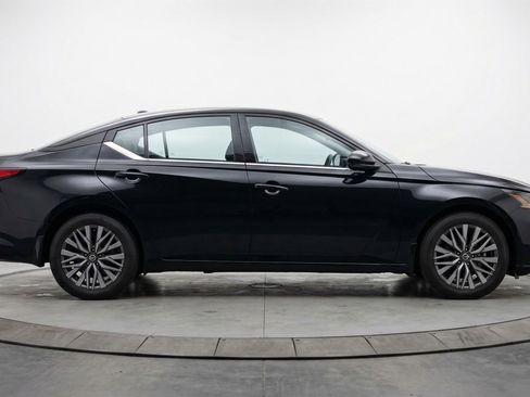 Used 2025 Nissan Altima 2.5 SV image 11