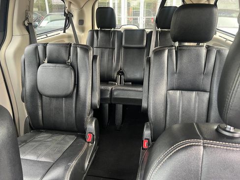 Used 2015 Chrysler Town & Country Touring w/ Driver Convenience Group FWD image 28