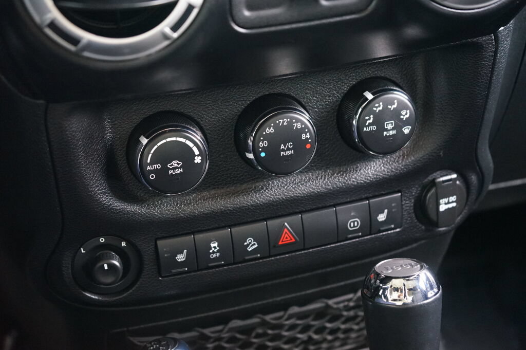 Used 2011 Jeep Wrangler Sahara w/ Connectivity Group AWD/4WD image 15