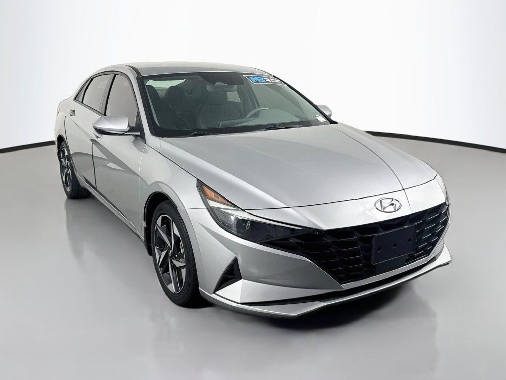 Used 2023 Hyundai Elantra SEL w/ Convenience Package FWD image 3
