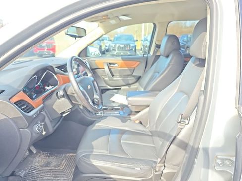 Used 2017 Chevrolet Traverse LT w/ Style and Technology Package image 6