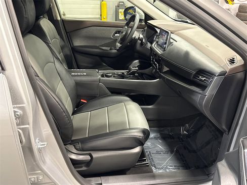 Used 2023 Nissan Rogue SV image 15