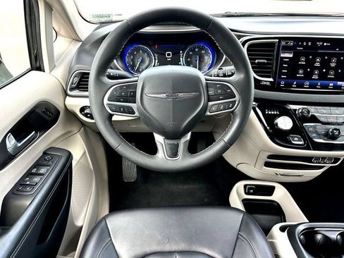 Used 2024 Chrysler Pacifica Touring-L FWD image 21