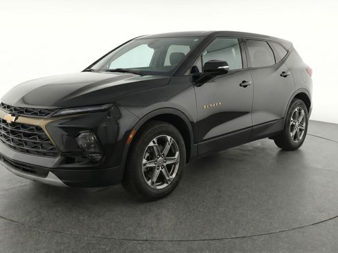 Used 2025 Chevrolet Blazer LT FWD image 3