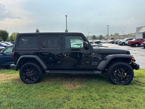 Used 2025 Jeep Wrangler Unlimited Sahara AWD/4WD image 2