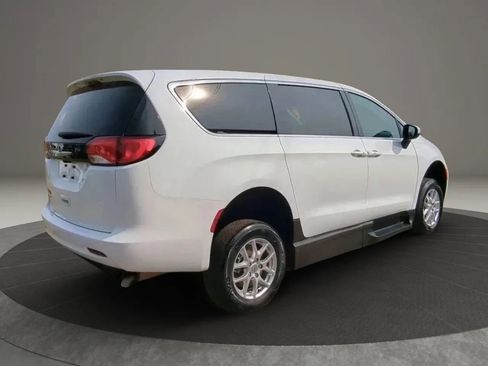 Used 2023 Chrysler Voyager LX FWD image 6