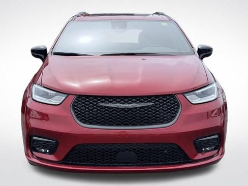 Certified 2025 Chrysler Pacifica Limited FWD image 3