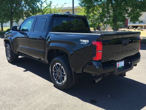 Used 2024 Toyota Tacoma TRD Sport AWD/4WD image 4