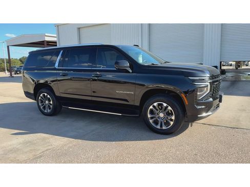 Used 2025 Chevrolet Suburban LS RWD image 2