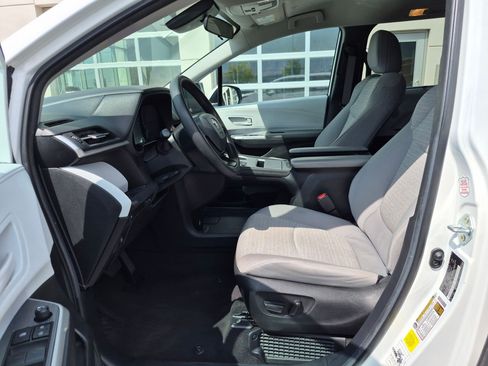 Used 2025 Toyota Sienna LE FWD image 18